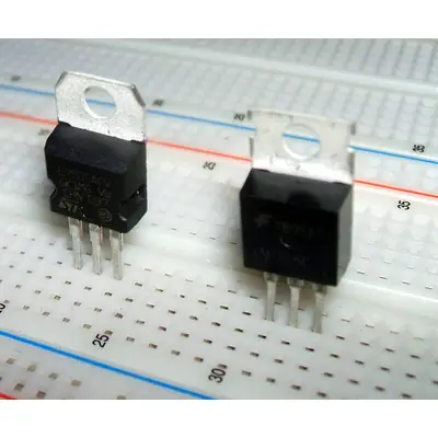 LM7805 — Régulateur de tension 5 V (lot de 10)